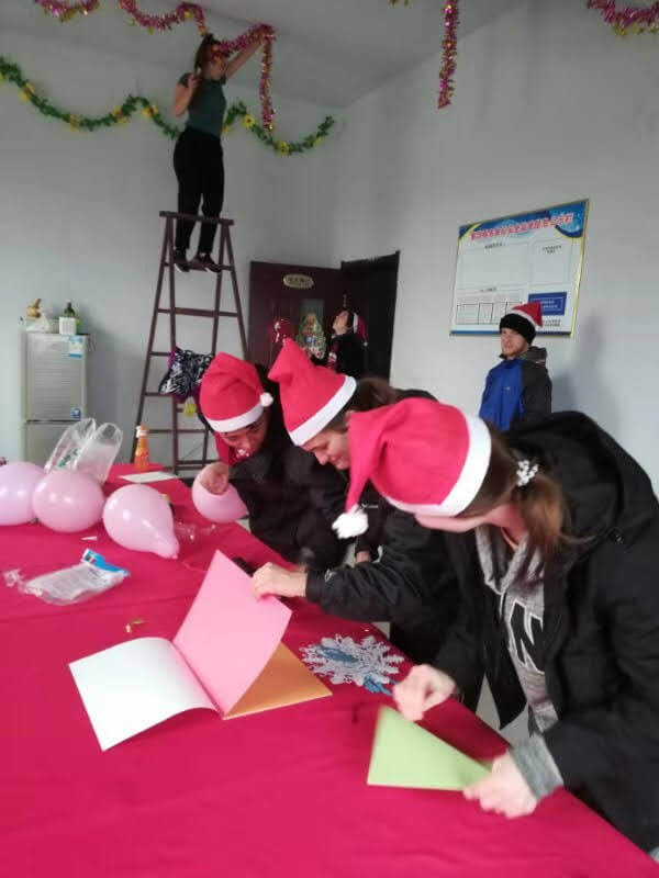 Students decorating the dining room for the Christmas feast 2