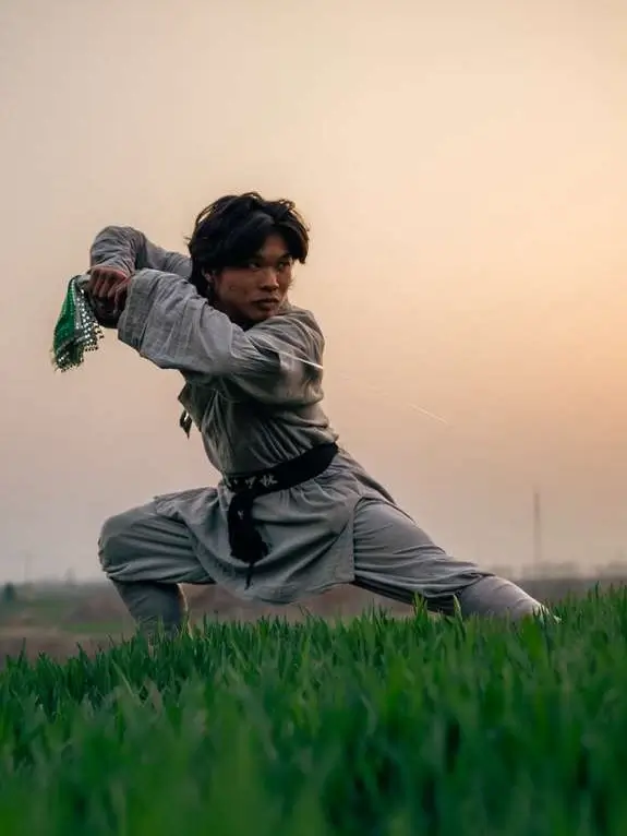Student Hong Jian poseert met een breedzwaard.