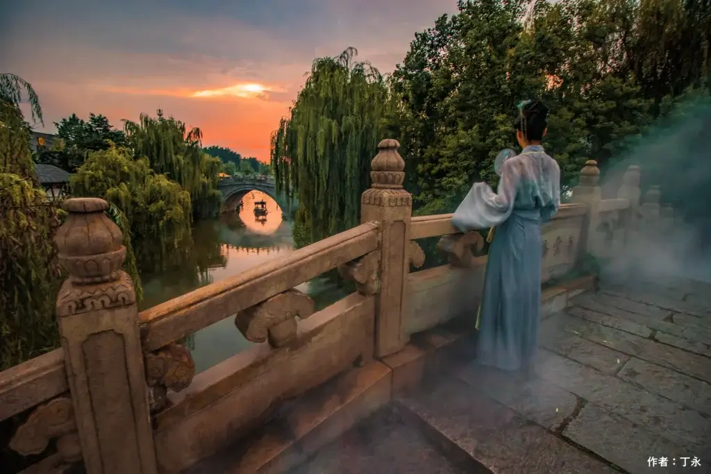 Yaowan stone bridge mist and river